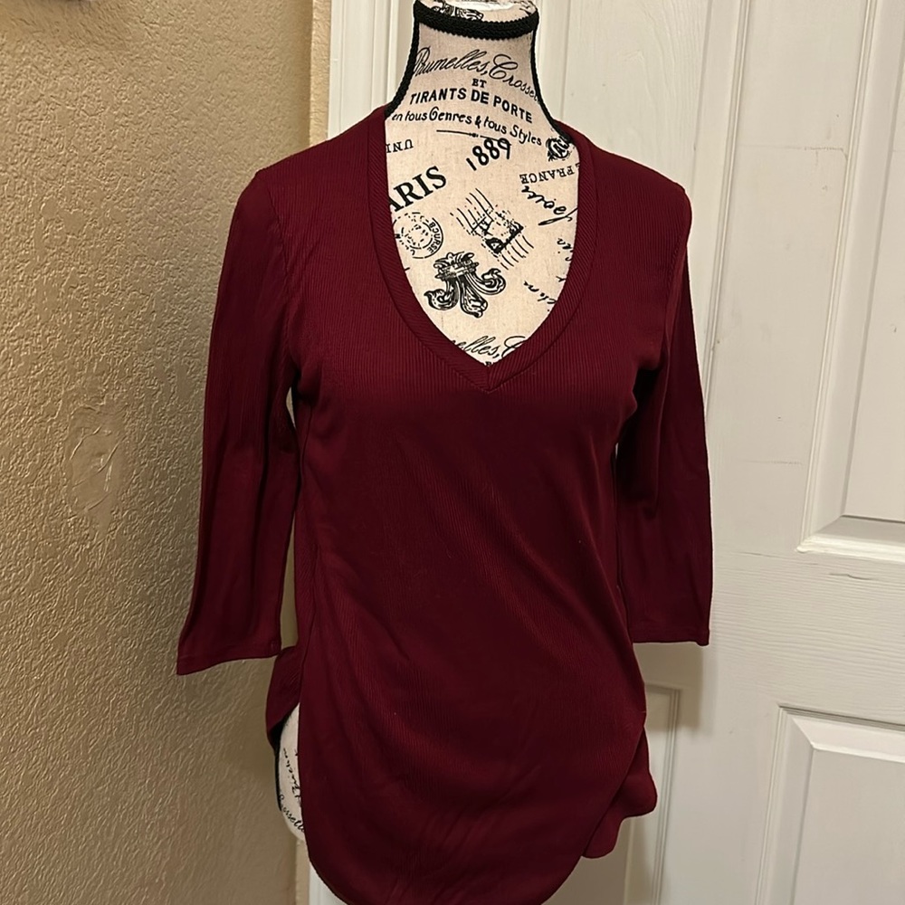 American Dream burgundy 3/4 sleeve vneck hi/low top split hem